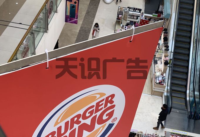 刀旗样KT板广告牌固定安装在商场走廊外侧悬空方法(图2)
