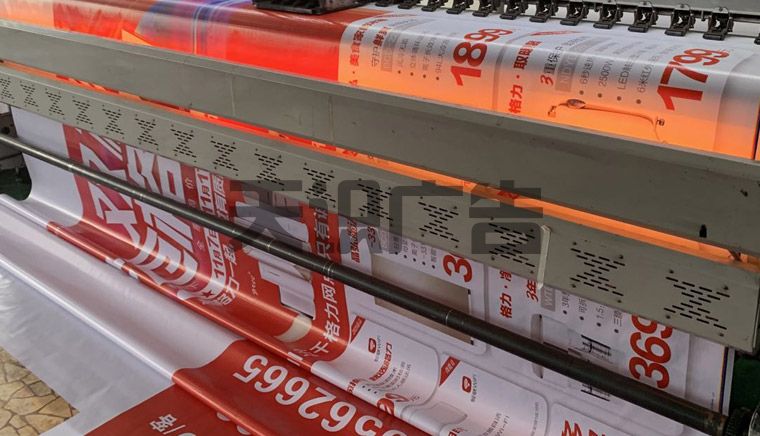 刀刮布拽不平有什么好办法 刀刮布喷绘画面褶皱折痕如何安装平整？(图1)