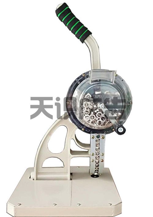 易拉宝画面上的孔是怎么打的 (图3)