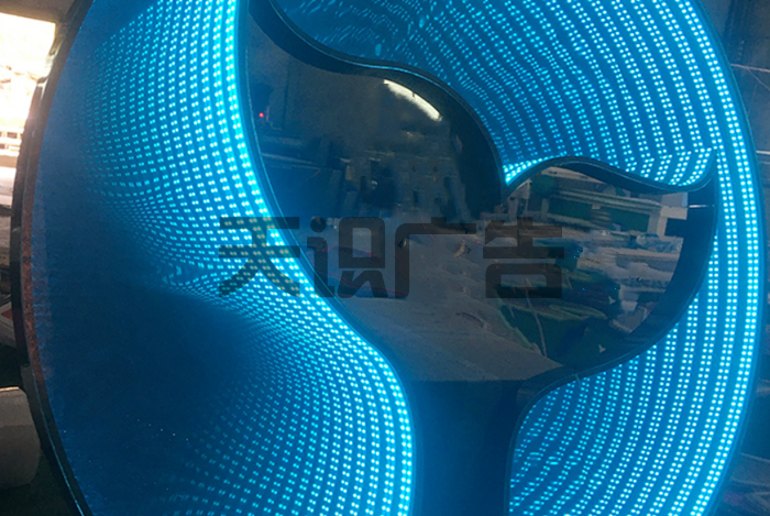 深渊镜的面板和底座是用什么设备雕刻造型的？(图1)